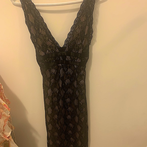 . Small midi open back. Cutout lace v deck dress - Picture 2 of 6